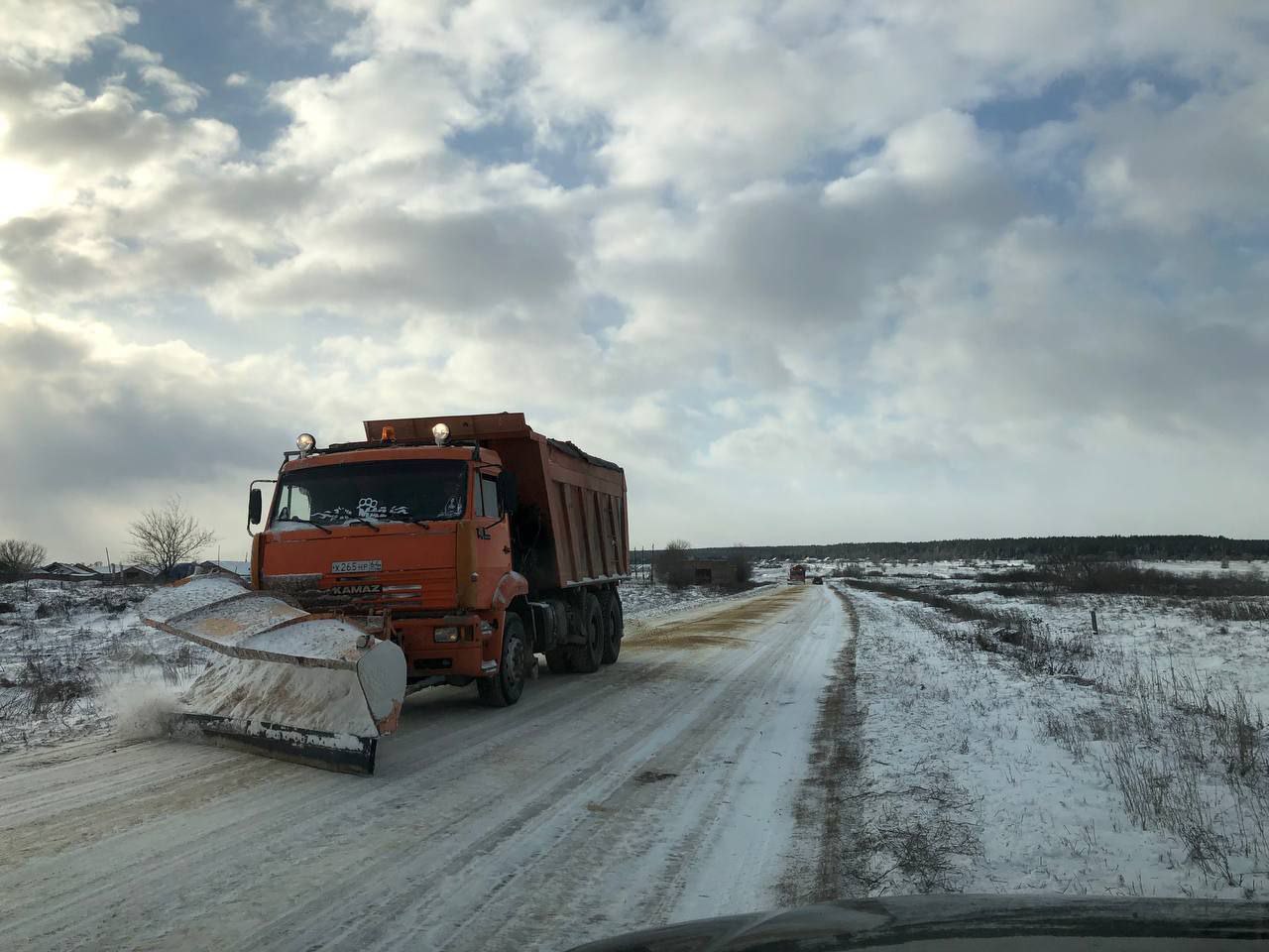 В рождественскую ночь для борьбы со снегом на саратовские дороги вышли около 200 машин